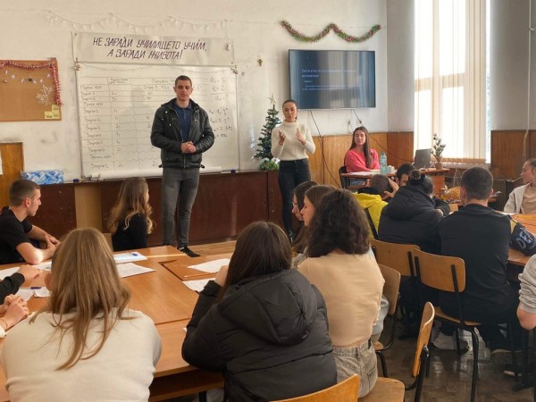 Бинарен урок в ПХГ „Св. Св. Кирил и Методий“ с учителите Светла Димова и Димитър Василев