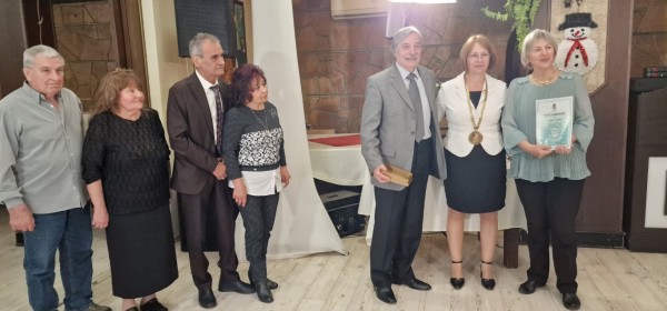 Кметът на Казанлък към златните двойки: Вие сте достойни казанлъчани, хора и семейства за пример