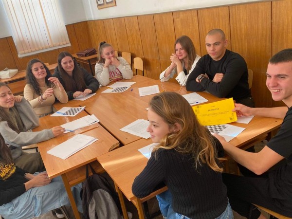 Бинарен урок в ПХГ „Св. Св. Кирил и Методий“ с учителите Светла Димова и Димитър Василев