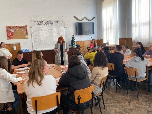 Бинарен урок в ПХГ „Св. Св. Кирил и Методий“ с учителите Светла Димова и Димитър Василев