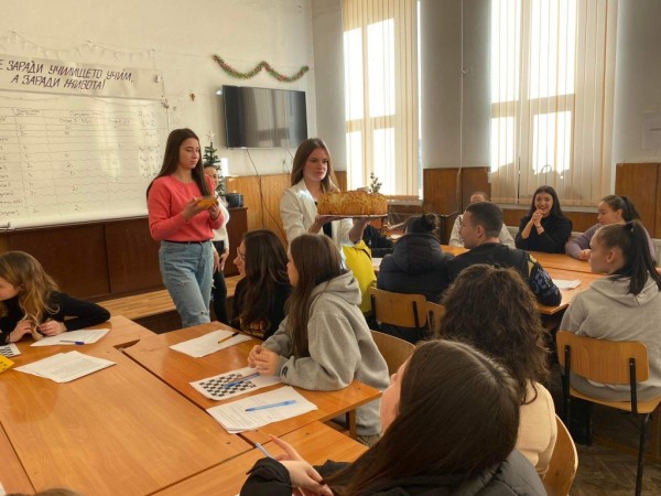 Бинарен урок в ПХГ „Св. Св. Кирил и Методий“ с учителите Светла Димова и Димитър Василев