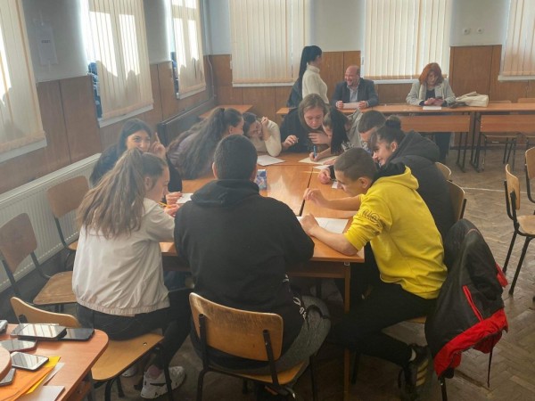 Бинарен урок в ПХГ „Св. Св. Кирил и Методий“ с учителите Светла Димова и Димитър Василев