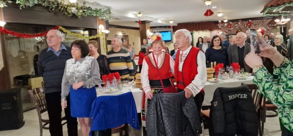 Кметът на Казанлък към златните двойки: Вие сте достойни казанлъчани, хора и семейства за пример