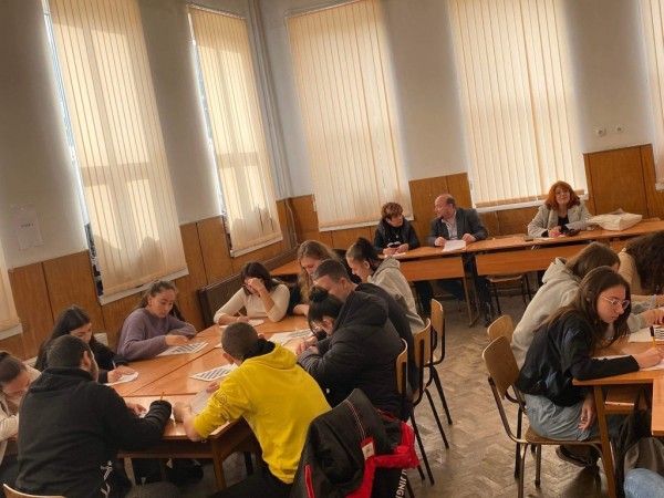 Бинарен урок в ПХГ „Св. Св. Кирил и Методий“ с учителите Светла Димова и Димитър Василев