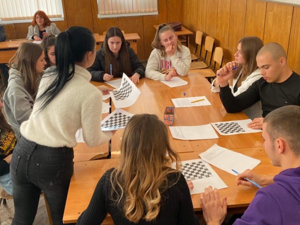 Бинарен урок в ПХГ „Св. Св. Кирил и Методий“ с учителите Светла Димова и Димитър Василев