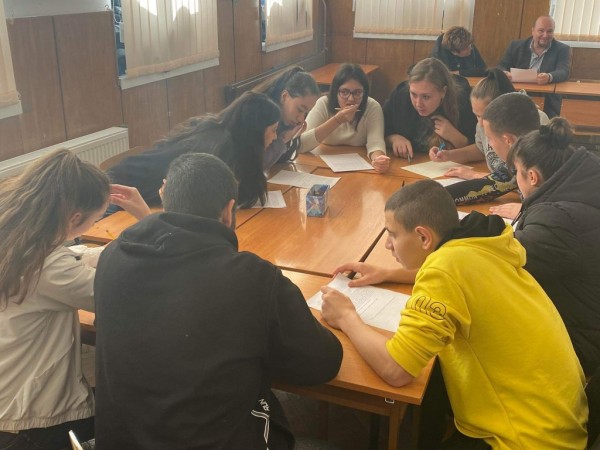 Бинарен урок в ПХГ „Св. Св. Кирил и Методий“ с учителите Светла Димова и Димитър Василев