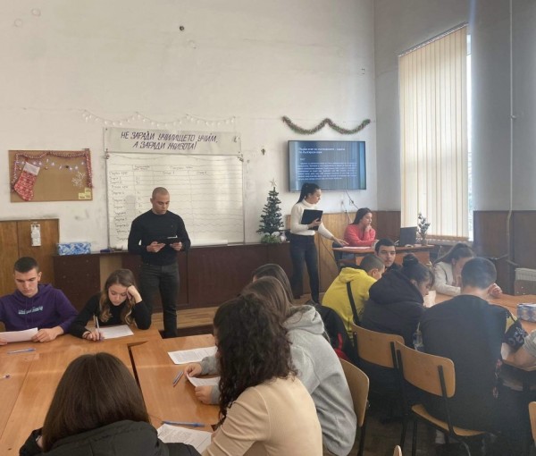 Бинарен урок в ПХГ „Св. Св. Кирил и Методий“ с учителите Светла Димова и Димитър Василев