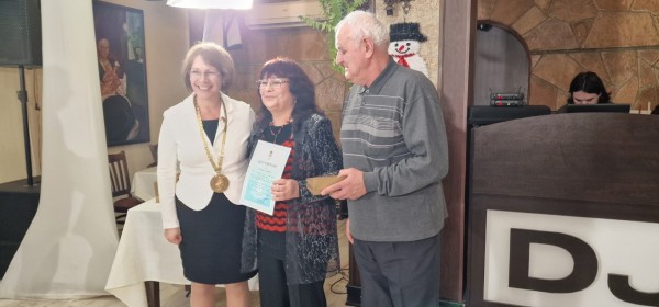Кметът на Казанлък към златните двойки: Вие сте достойни казанлъчани, хора и семейства за пример