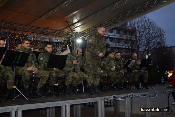 Празничен концерт на военни духови оркестри