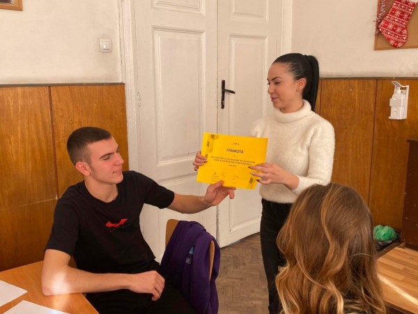Бинарен урок в ПХГ „Св. Св. Кирил и Методий“ с учителите Светла Димова и Димитър Василев