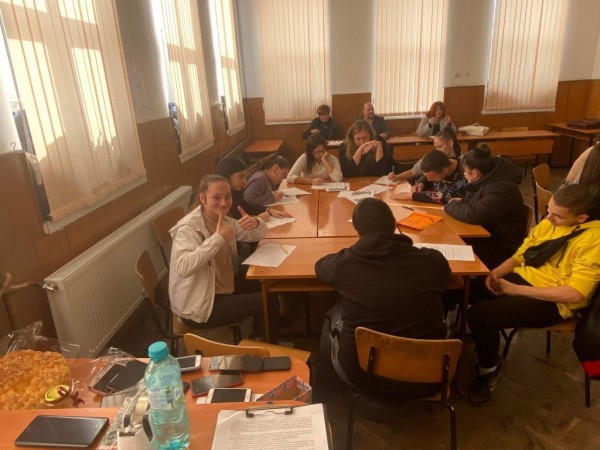 Бинарен урок в ПХГ „Св. Св. Кирил и Методий“ с учителите Светла Димова и Димитър Василев