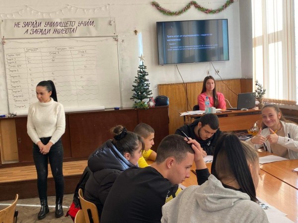 Бинарен урок в ПХГ „Св. Св. Кирил и Методий“ с учителите Светла Димова и Димитър Василев