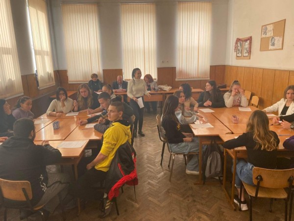 Бинарен урок в ПХГ „Св. Св. Кирил и Методий“ с учителите Светла Димова и Димитър Василев