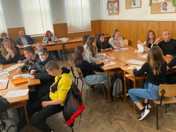 Бинарен урок в ПХГ „Св. Св. Кирил и Методий“ с учителите Светла Димова и Димитър Василев