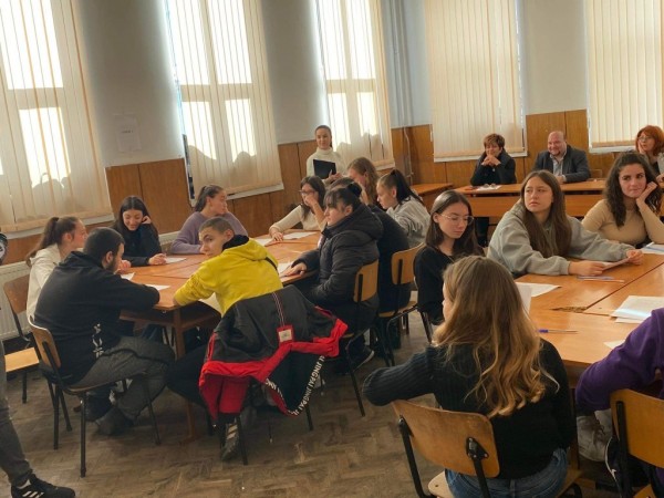 Бинарен урок в ПХГ „Св. Св. Кирил и Методий“ с учителите Светла Димова и Димитър Василев