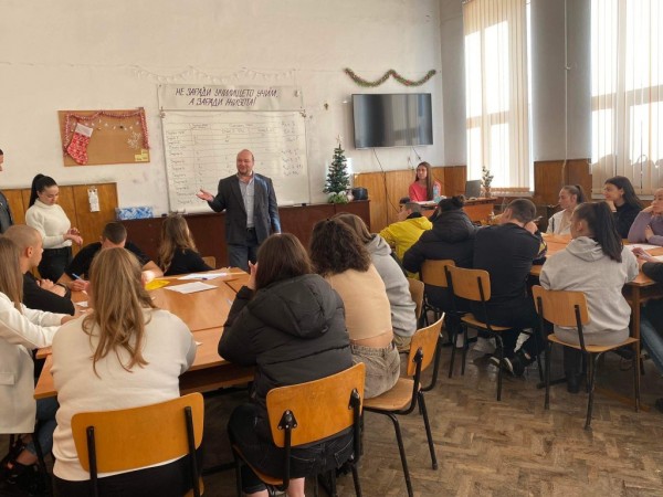 Бинарен урок в ПХГ „Св. Св. Кирил и Методий“ с учителите Светла Димова и Димитър Василев