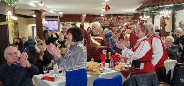 Кметът на Казанлък към златните двойки: Вие сте достойни казанлъчани, хора и семейства за пример
