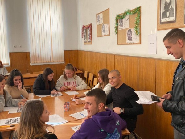 Бинарен урок в ПХГ „Св. Св. Кирил и Методий“ с учителите Светла Димова и Димитър Василев