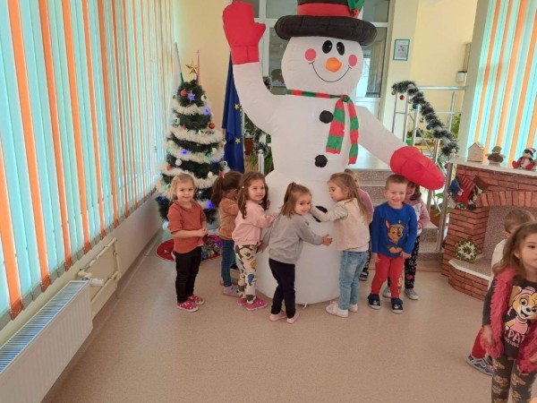 Снежен човек за децата на Казанлък от кмета Галина Стоянова