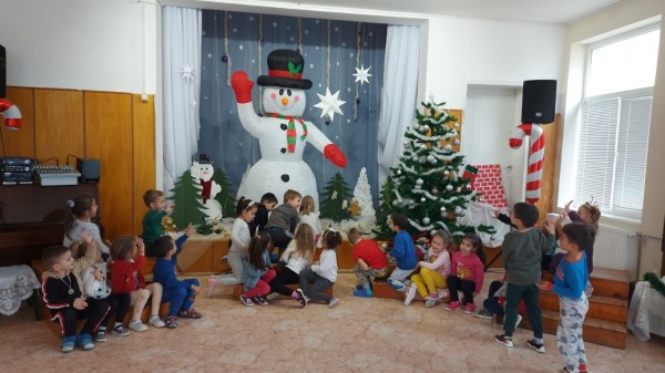 Снежен човек за децата на Казанлък от кмета Галина Стоянова