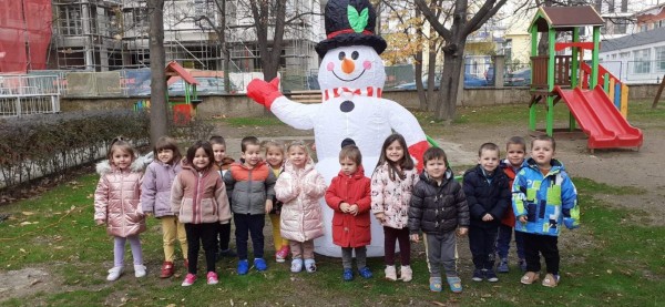 Снежен човек за децата на Казанлък от кмета Галина Стоянова