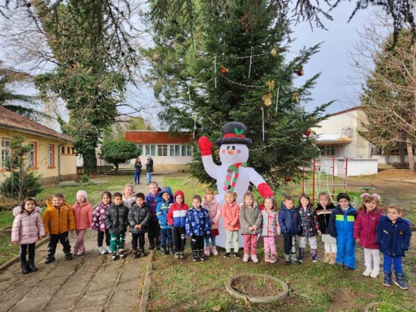 Снежен човек за децата на Казанлък от кмета Галина Стоянова