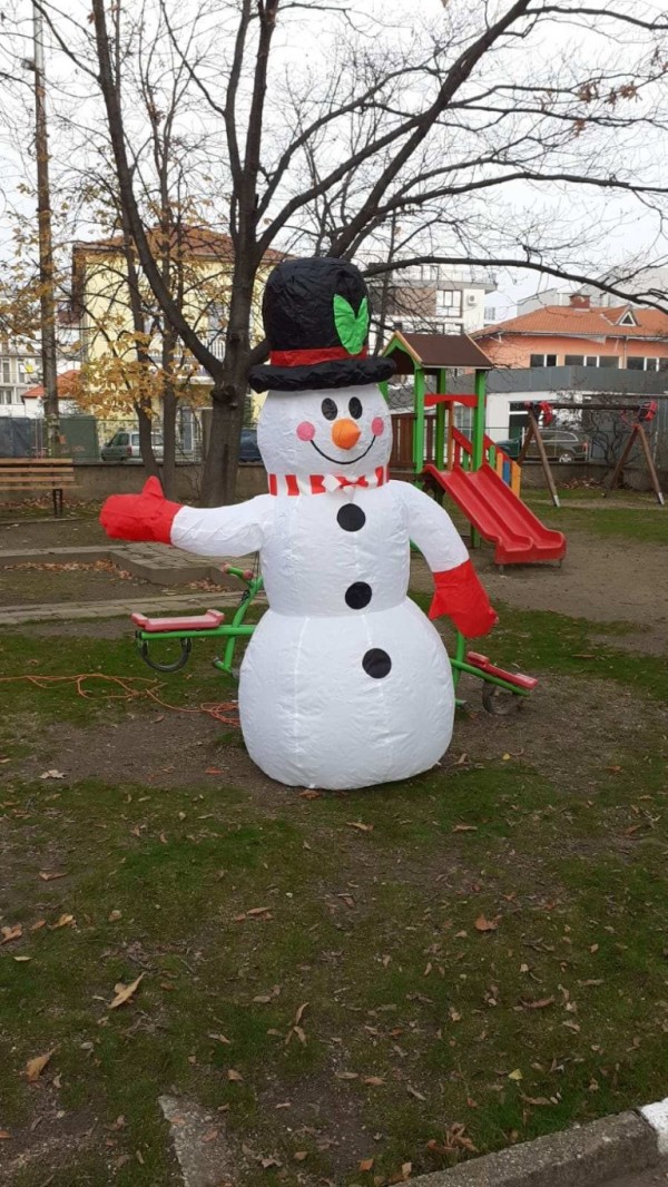 Снежен човек за децата на Казанлък от кмета Галина Стоянова