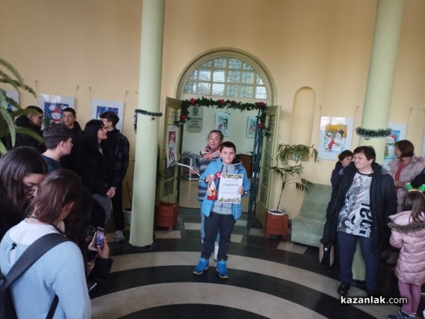 Младите художници от школа „Живопис“ представиха коледната си изложба в библиотека “Искра“