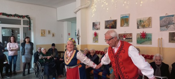 „Жените на Казанлък“ зарадваха възрастните хора в Дом № 3 