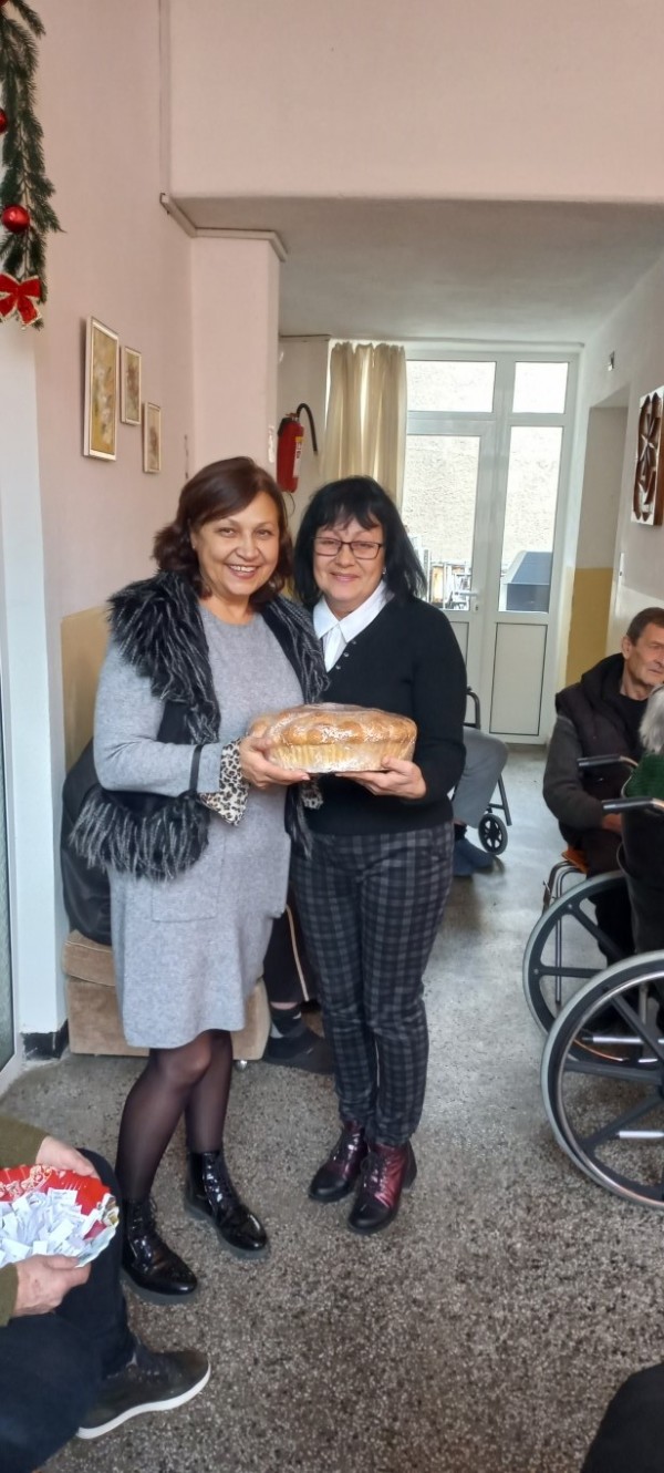 „Жените на Казанлък“ зарадваха възрастните хора в Дом № 3 
