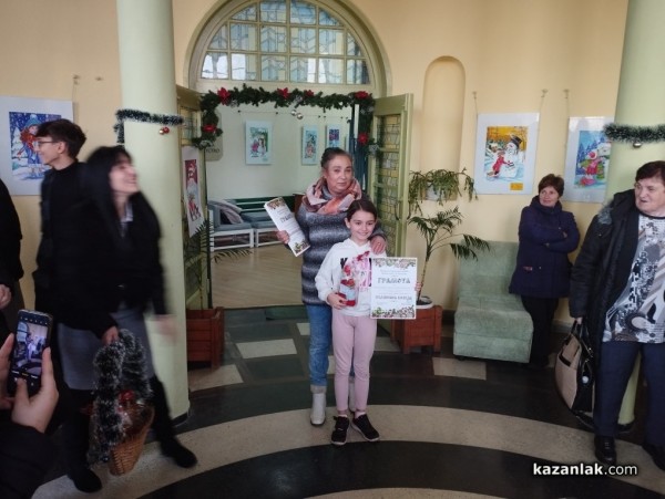 Младите художници от школа „Живопис“ представиха коледната си изложба в библиотека “Искра“