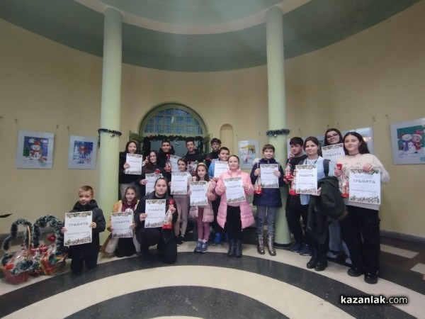 Младите художници от школа „Живопис“ представиха коледната си изложба в библиотека “Искра“