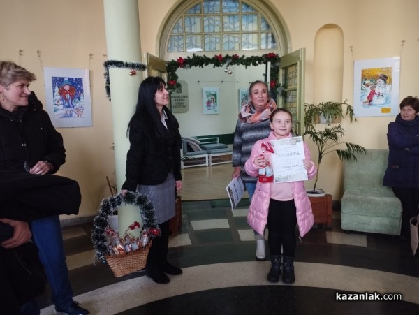 Младите художници от школа „Живопис“ представиха коледната си изложба в библиотека “Искра“