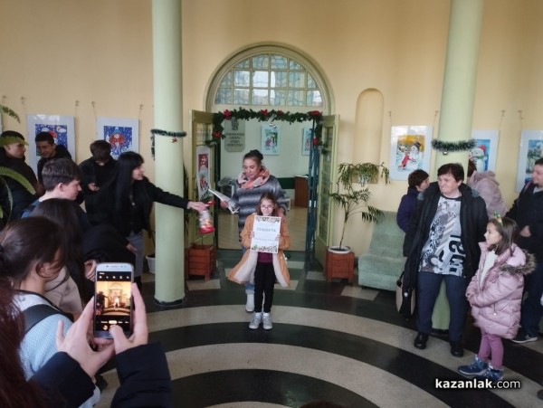 Младите художници от школа „Живопис“ представиха коледната си изложба в библиотека “Искра“