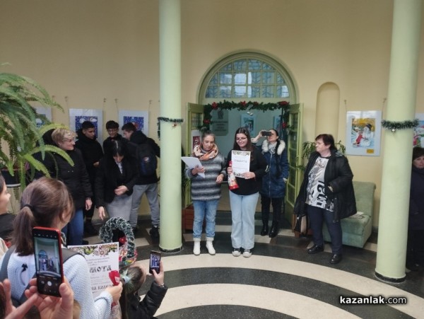 Младите художници от школа „Живопис“ представиха коледната си изложба в библиотека “Искра“