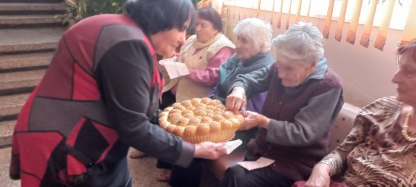 „Жените на Казанлък“ зарадваха възрастните хора в Дом № 3 