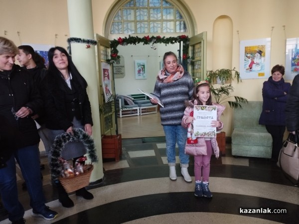 Младите художници от школа „Живопис“ представиха коледната си изложба в библиотека “Искра“