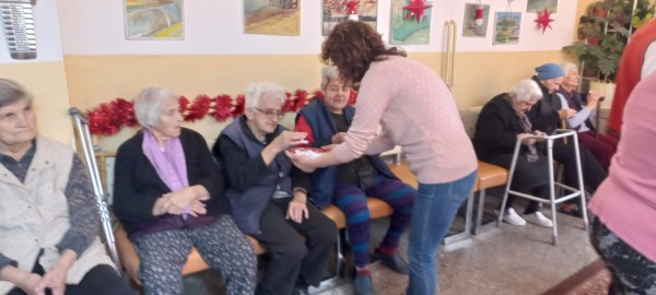 „Жените на Казанлък“ зарадваха възрастните хора в Дом № 3 