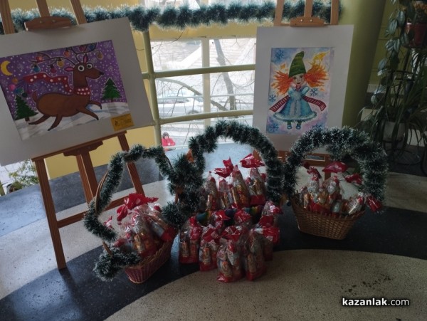 Младите художници от школа „Живопис“ представиха коледната си изложба в библиотека “Искра“