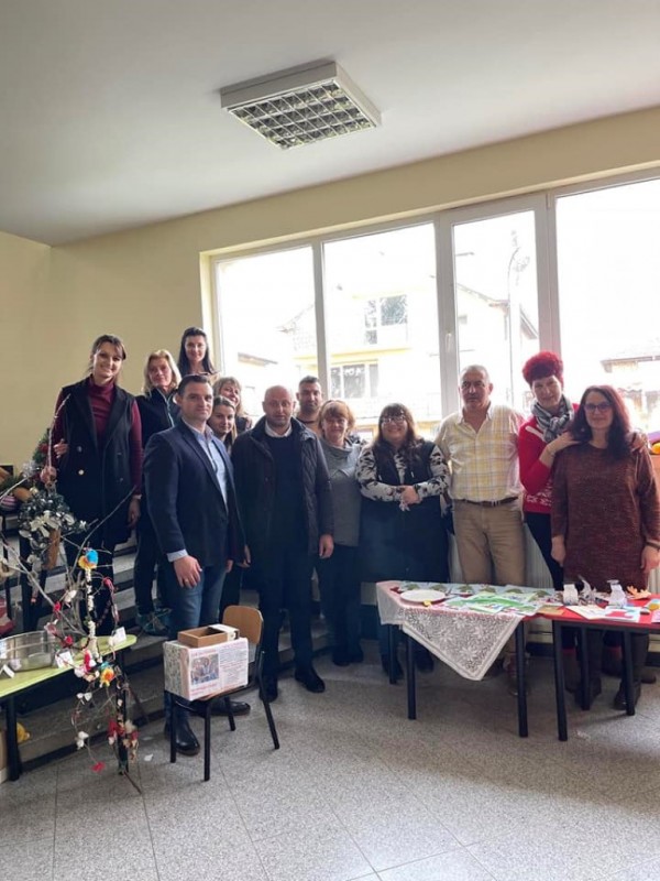 Благотворителен коледен базар в с. Хаджидимитрово събра 541 лв. в подкрепа на Гита Славова 