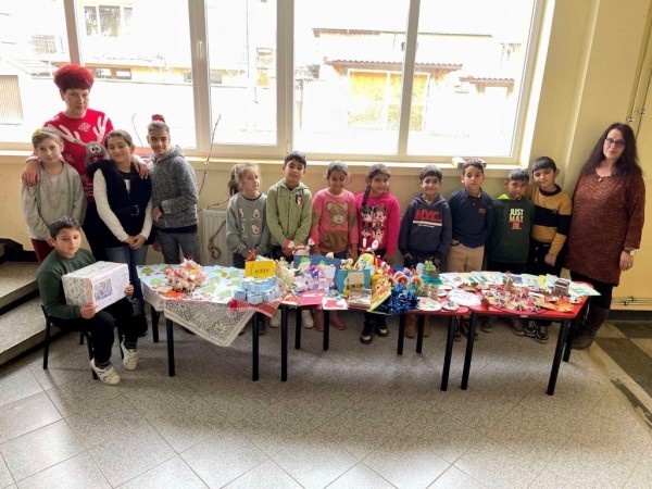 Благотворителен коледен базар в с. Хаджидимитрово събра 541 лв. в подкрепа на Гита Славова 