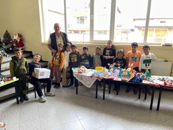 Благотворителен коледен базар в с. Хаджидимитрово събра 541 лв. в подкрепа на Гита Славова 