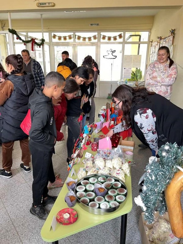 Благотворителен коледен базар в с. Хаджидимитрово събра 541 лв. в подкрепа на Гита Славова 