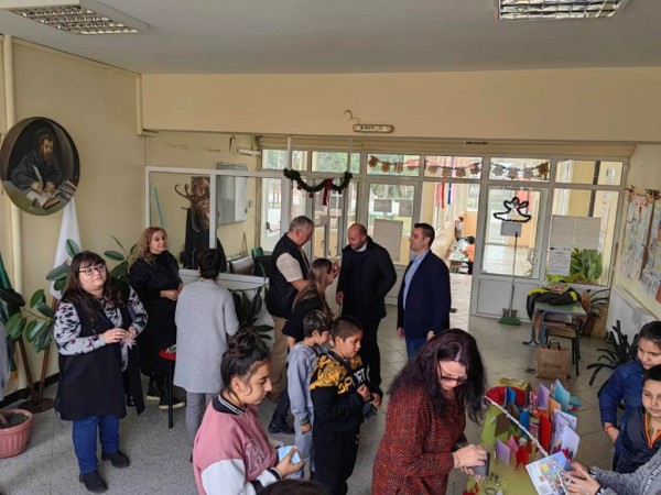 Благотворителен коледен базар в с. Хаджидимитрово събра 541 лв. в подкрепа на Гита Славова 