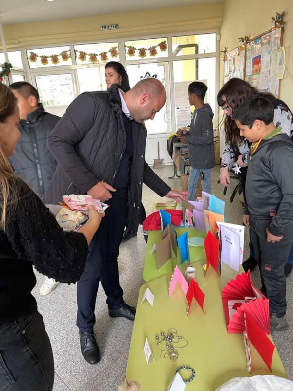 Благотворителен коледен базар в с. Хаджидимитрово събра 541 лв. в подкрепа на Гита Славова 