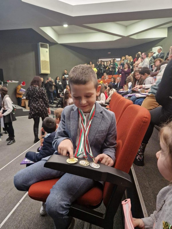 Първокласник от ОУ “Св. Паисий Хилендарски“ спечели златото в математическо състезание за таланти 