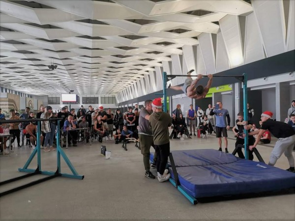 Казанлъчанинът Добрин Добрев спечели първото място в Коледен турнир по стрийт фитнес в София