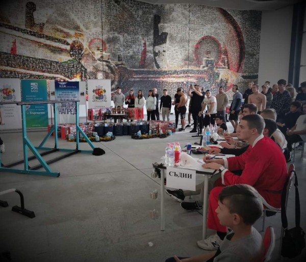 Казанлъчанинът Добрин Добрев спечели първото място в Коледен турнир по стрийт фитнес в София