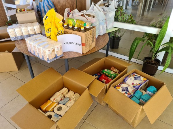 Антимовци зарадваха с пакети храна самотноживеещи възрастни хора в Средногорово и Розово