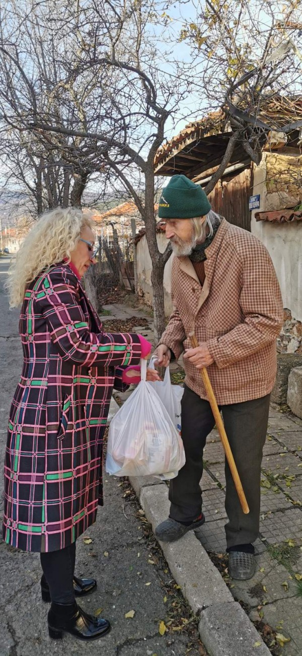 55 домакинства от град Шипка  получиха пакети с хранителните продукти на Игнажден
